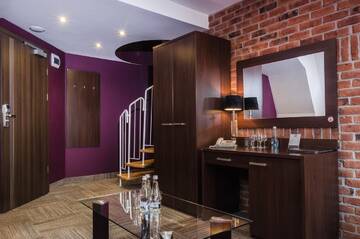 Фото номера Улучшенный четырехместный номер Отель Hotel Artus - Old Town г. Гданьск 7