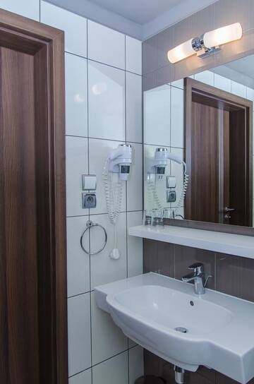 Фото номера Двухместный номер с 2 отдельными кроватями Отель Hotel Artus - Old Town г. Гданьск 7