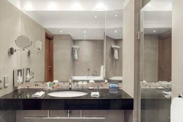 Фото номера Двухместный номер Hilton с 2 отдельными кроватями Отель Hilton Gdansk г. Гданьск 5