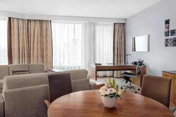 Фото номера Люкс &quot;Хилтон&quot; с кроватью размера &quot;king-size&quot; Отель Hilton Gdansk г. Гданьск 3
