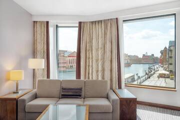 Фото номера Люкс &quot;Хилтон&quot; с кроватью размера &quot;king-size&quot; Отель Hilton Gdansk г. Гданьск 4