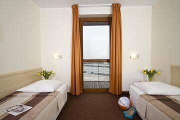 Фото номера Двухместный номер с 2 отдельными кроватями и балконом Отель Hotel Galion г. Гданьск 4