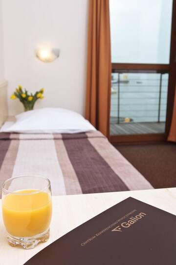 Фото номера Двухместный номер с 2 отдельными кроватями и балконом Отель Hotel Galion г. Гданьск 2