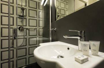 Фото номера Двухместный номер Делюкс с 1 кроватью Отель So Stay Hotel г. Гданьск 11
