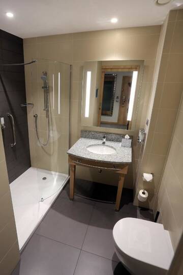 Фото номера Двухместный номер с 2 отдельными кроватями и окном Отель Hampton By Hilton Gdansk Old Town г. Гданьск 5