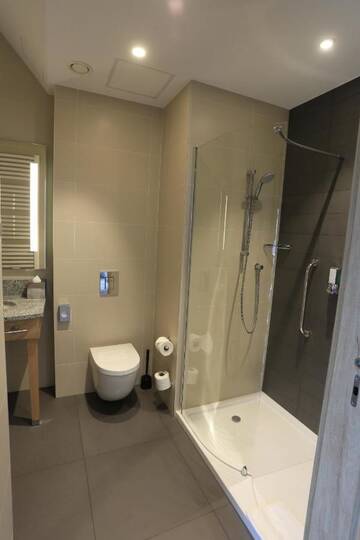 Фото номера Номер с кроватью размера «queen-size» и балконом Отель Hampton By Hilton Gdansk Old Town г. Гданьск 5