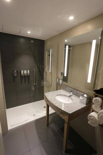 Фото номера Семейный номер с кроватью размера «queen-size» Отель Hampton By Hilton Gdansk Old Town г. Гданьск 3
