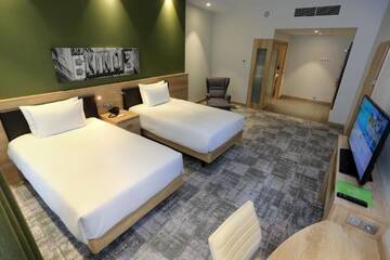 Фото номера Двухместный номер с 2 отдельными кроватями и окном Отель Hampton By Hilton Gdansk Old Town г. Гданьск 2