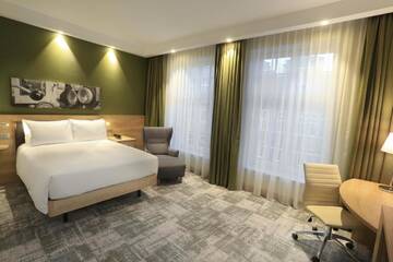 Фото номера Номер с кроватью размера «queen-size» Отель Hampton By Hilton Gdansk Old Town г. Гданьск 2
