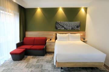 Фото номера Семейный номер с кроватью размера «queen-size» Отель Hampton By Hilton Gdansk Old Town г. Гданьск 2