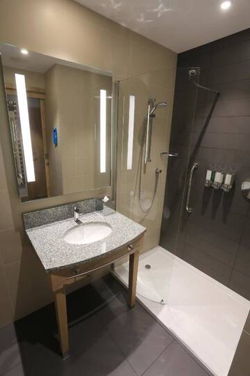 Фото номера Номер с кроватью размера «queen-size» Отель Hampton By Hilton Gdansk Old Town г. Гданьск 3