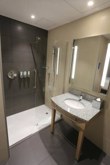 Фото номера Номер с кроватью размера queen-size и видом на город Отель Hampton By Hilton Gdansk Old Town г. Гданьск 4