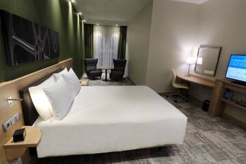 Фото номера Номер с кроватью размера queen-size и видом на город Отель Hampton By Hilton Gdansk Old Town г. Гданьск 5
