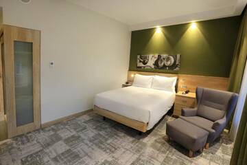 Фото номера Номер с кроватью размера «queen-size» Отель Hampton By Hilton Gdansk Old Town г. Гданьск 4