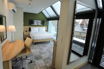 Фото номера Номер с кроватью размера «queen-size» и балконом Отель Hampton By Hilton Gdansk Old Town г. Гданьск 3