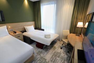 Фото номера Семейный номер с кроватью размера «queen-size» Отель Hampton By Hilton Gdansk Old Town г. Гданьск 5