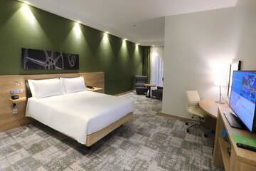 Фото номера Номер с кроватью размера queen-size и видом на город Отель Hampton By Hilton Gdansk Old Town г. Гданьск 6