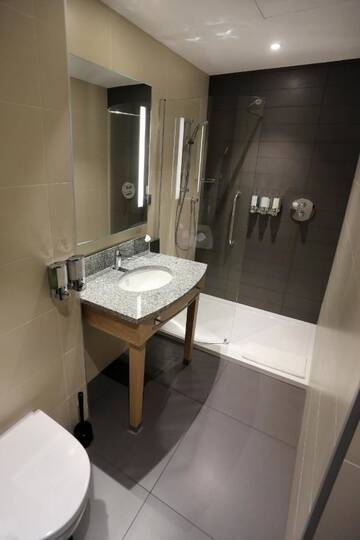Фото номера Семейный номер с 2 кроватями размера «queen-size» и видом на город Отель Hampton By Hilton Gdansk Old Town г. Гданьск 5