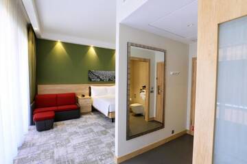 Фото номера Семейный номер с кроватью размера «queen-size» Отель Hampton By Hilton Gdansk Old Town г. Гданьск 4