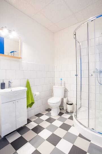 Фото номера Шестиместный номер с ванной комнатой Хостелы Moon Hostel г. Гданьск 3
