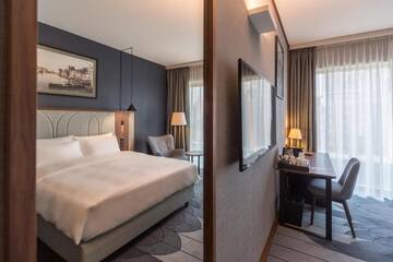 Фото номера Улучшенный номер с видом на реку Отель Radisson Hotel &amp; Suites, Gdansk г. Гданьск 5