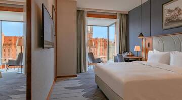 Фото номера Улучшенный номер с эркером и видом на реку Отель Radisson Hotel &amp; Suites, Gdansk г. Гданьск 4