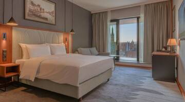 Фото номера Семейный номер с видом на реку Отель Radisson Hotel &amp; Suites, Gdansk г. Гданьск 2