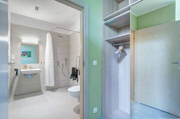 Фото номера Double or Twin Room with Garden View- adapted for people with disabilities Отели типа «постель и завтрак» Ratusz B&amp;B г. Гданьск 5