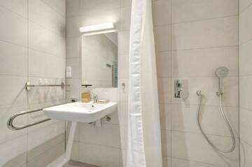 Фото номера Double or Twin Room with Garden View- adapted for people with disabilities Отели типа «постель и завтрак» Ratusz B&amp;B г. Гданьск 6