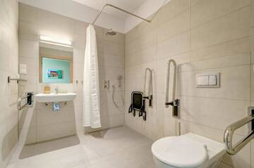 Фото номера Double or Twin Room with Garden View- adapted for people with disabilities Отели типа «постель и завтрак» Ratusz B&amp;B г. Гданьск 7