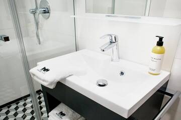 Фото номера Стандартный номер с кроватью размера &quot;queen-size&quot; Отель IBB Hotel Długi Targ г. Гданьск 14
