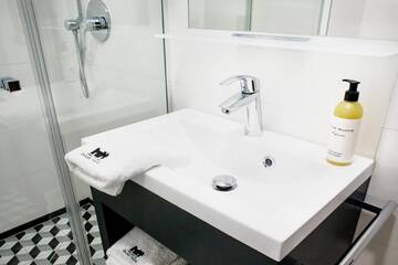 Фото номера Стандартный номер с кроватью размера &quot;queen-size&quot; Отель IBB Hotel Długi Targ г. Гданьск 5