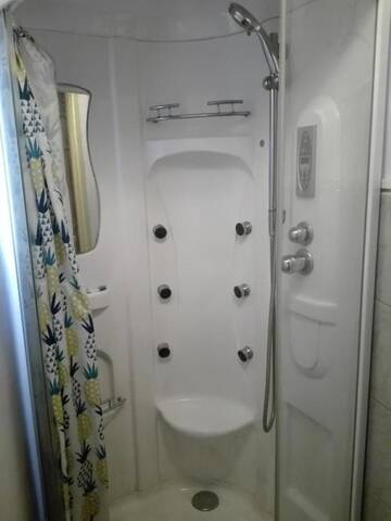 Фото номера Кровать в общем 8-местном номере Хостелы Hostel Madeira г. Гданьск 5
