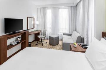 Фото номера Семейный номер с кроватью размера «queen-size» Отель Hampton By Hilton Gdansk Oliwa г. Гданьск 4