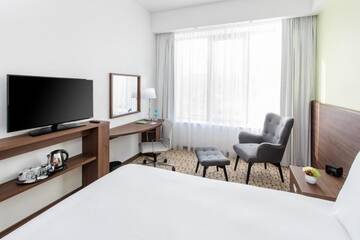 Фото номера Номер с кроватью размера «queen-size» Отель Hampton By Hilton Gdansk Oliwa г. Гданьск 8