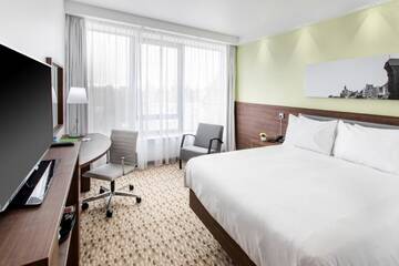 Фото номера Номер с кроватью размера «queen-size» Отель Hampton By Hilton Gdansk Oliwa г. Гданьск 5